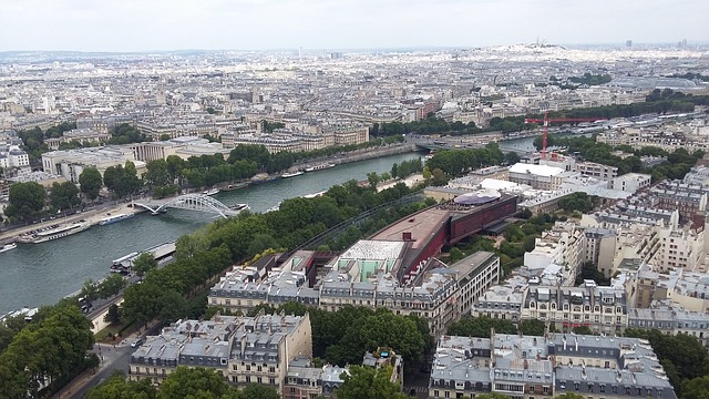 Behind the Scenes: What Makes a Great Tour Guide